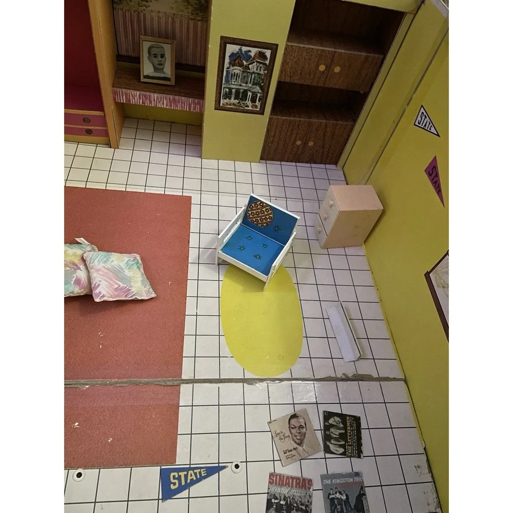 1962 Mattel Barbie Dream House With Furniture / Vinyls/ Pennant/ Photo- Fold‎ Up